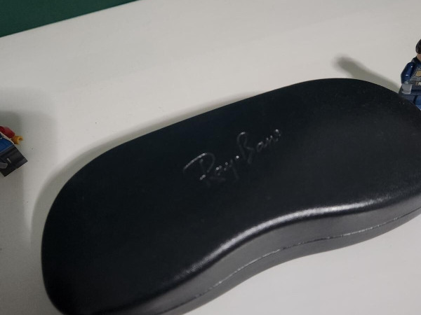 Ray-Ban translucides &ndash; excellent &eacute;tat &ndash; &eacute;tui d&rsquo;origine - RB4378V
