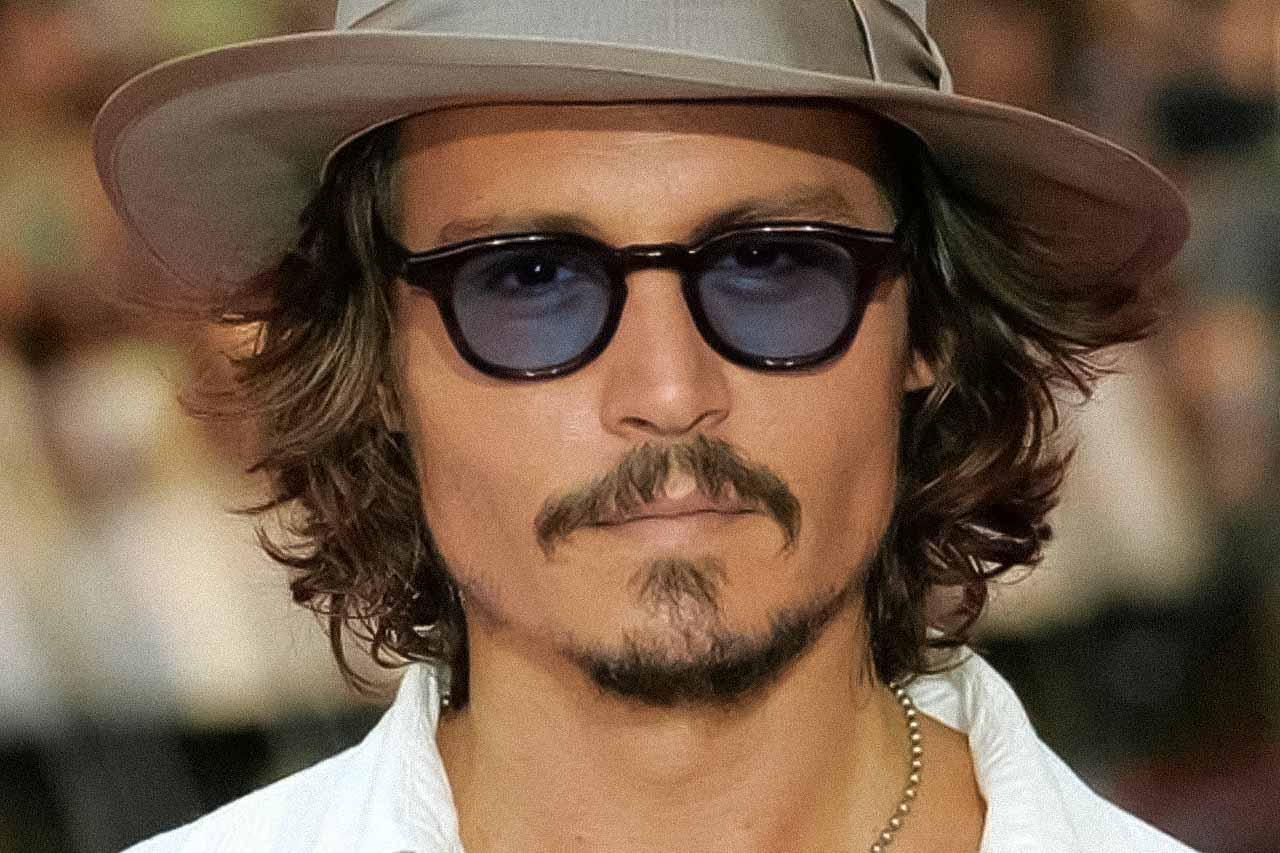 Johnny Depp avec des lunettes de soleil au style bohème